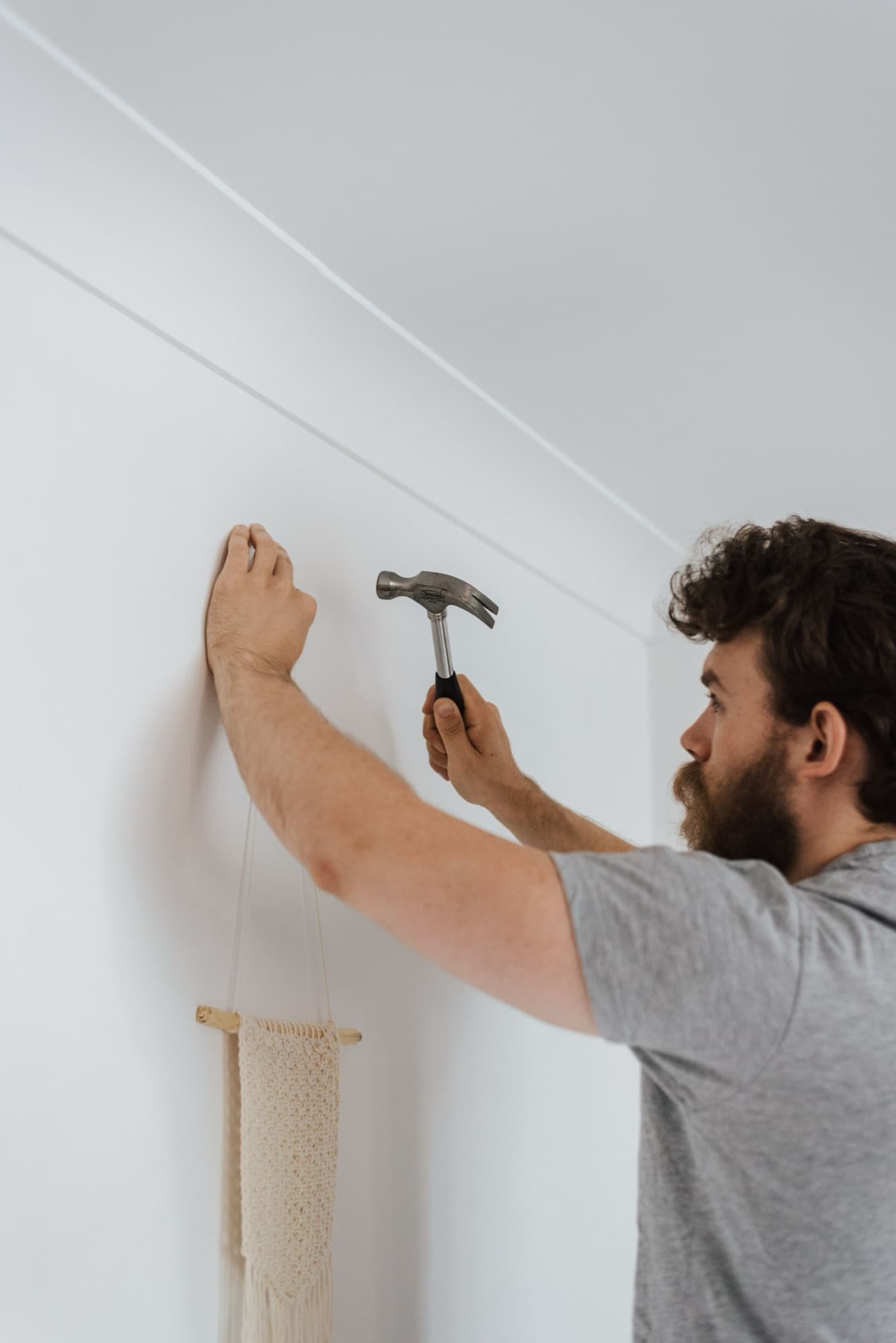 Handwerker montiert eine Dekoration an der Wand